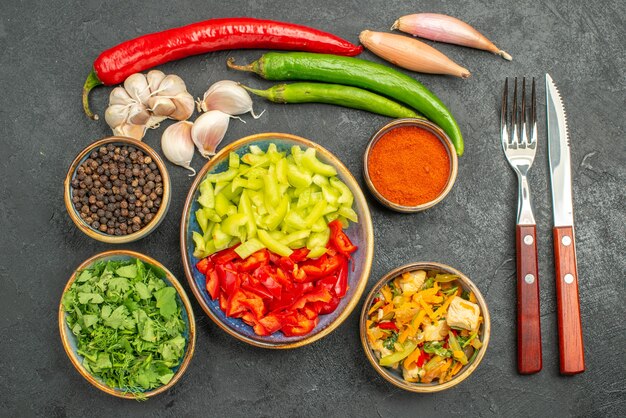 Vue de dessus des légumes tranchés avec des verts