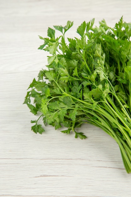 Photo gratuite vue de dessus des légumes verts frais sur fond blanc