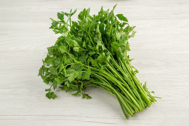 Photo gratuite vue de dessus des légumes verts frais sur fond blanc