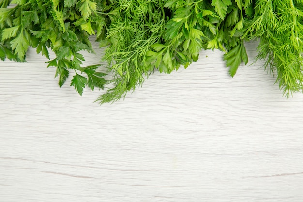 Vue de dessus des légumes verts frais sur fond blanc