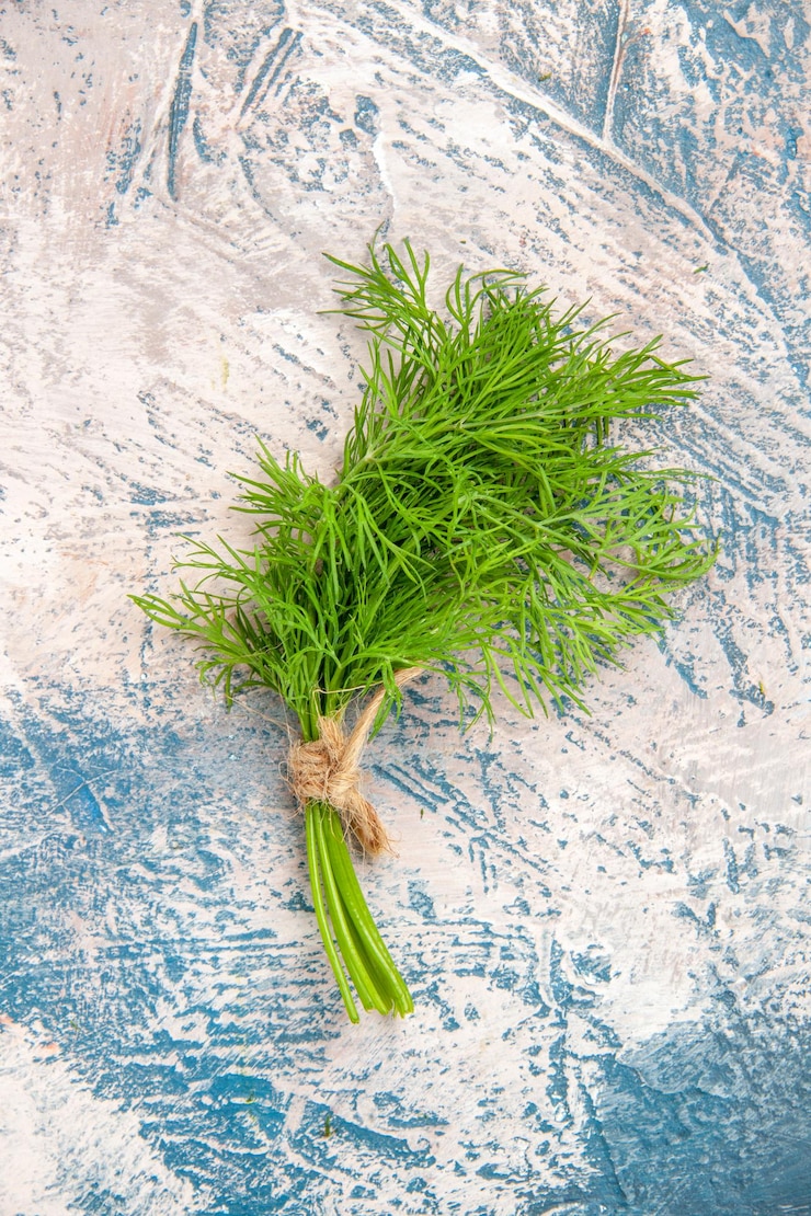 Photo gratuit vue de dessus des légumes verts frais sur fond bleu clair