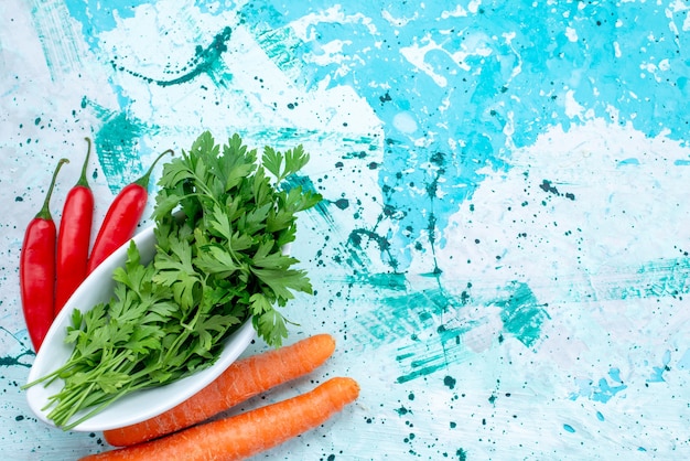 Vue De Dessus Des Légumes Verts Frais Isolés à L'intérieur De La Plaque Avec Des Poivrons Rouges épicés Et Des Carottes Sur Un Repas Alimentaire Produit Feuille Verte