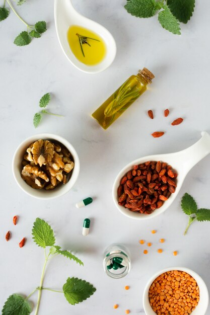 Vue de dessus des lentilles avec des baies de goji sur la table