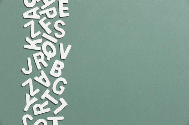 Vue de dessus des lettres de l'alphabet avec espace de copie pour la journée de l'éducation