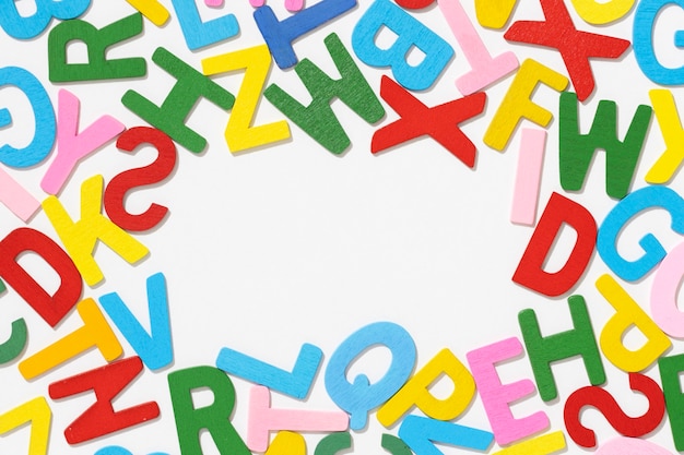 Vue de dessus des lettres de l'alphabet avec espace de copie pour la journée de l'éducation
