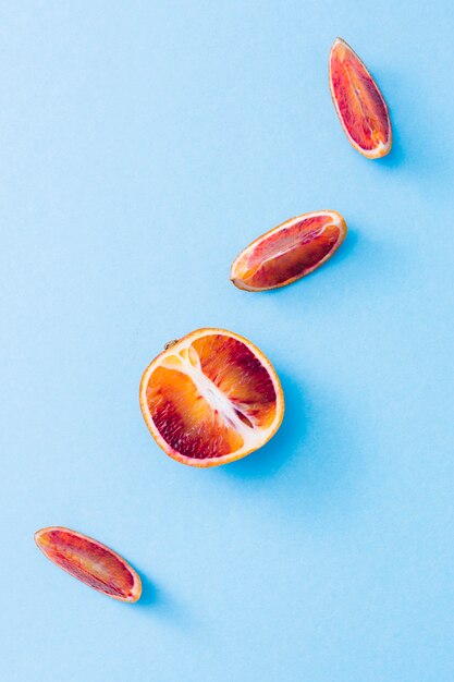 Vue de dessus des lignes d&#39;oranges coupées