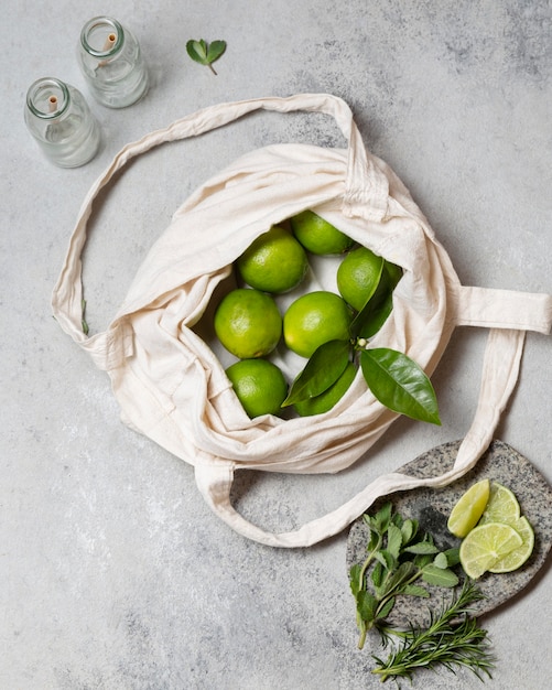 Vue de dessus limes dans un sac fourre-tout