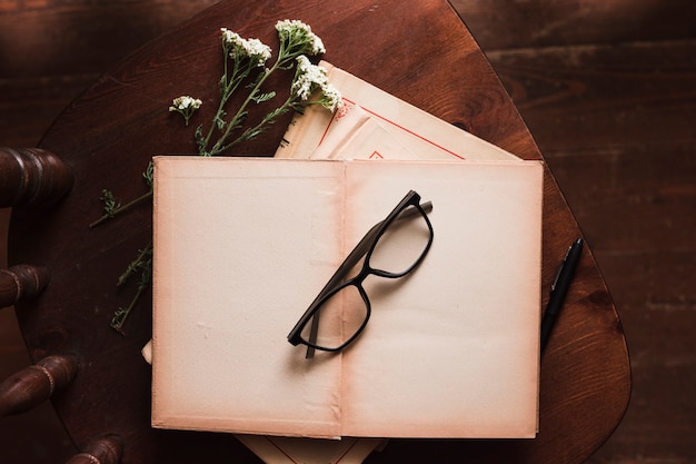 Vue de dessus des livres et des lunettes