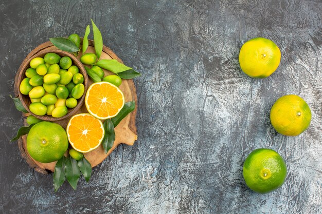 Vue de dessus de loin les agrumes oranges mandarines sur la planche à découper