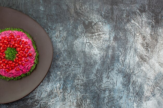 Vue de dessus de loin plat un plat appétissant avec des herbes graines de grenade sur la plaque