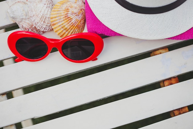 Vue de dessus des lunettes de soleil rouges et d&#39;autres éléments