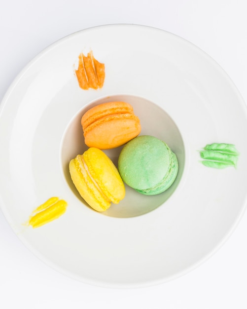 Vue de dessus des macarons dans une assiette profonde