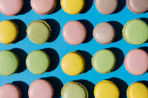 Une vue de dessus de macarons sur fond bleu