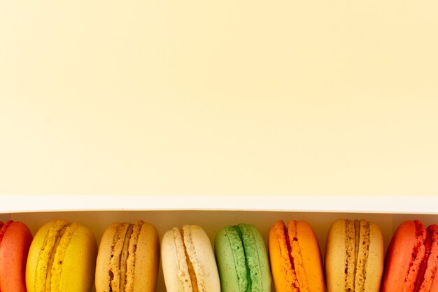 Une vue de dessus macarons français colorés