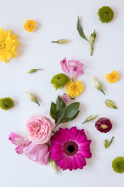 Photo gratuite vue de dessus d'un magnifique arrangement de fleurs