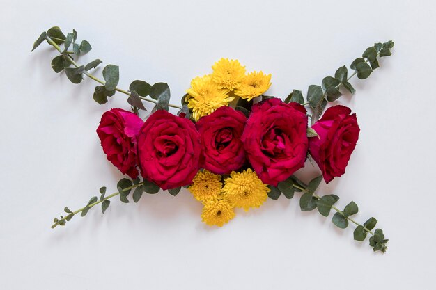 Vue de dessus d'un magnifique arrangement de fleurs