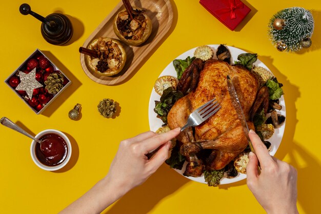 Vue de dessus des mains coupant du poulet