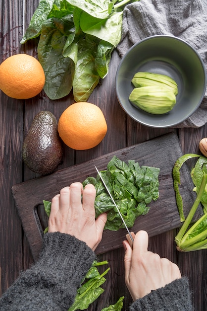 Photo gratuite vue de dessus mains coupe salade