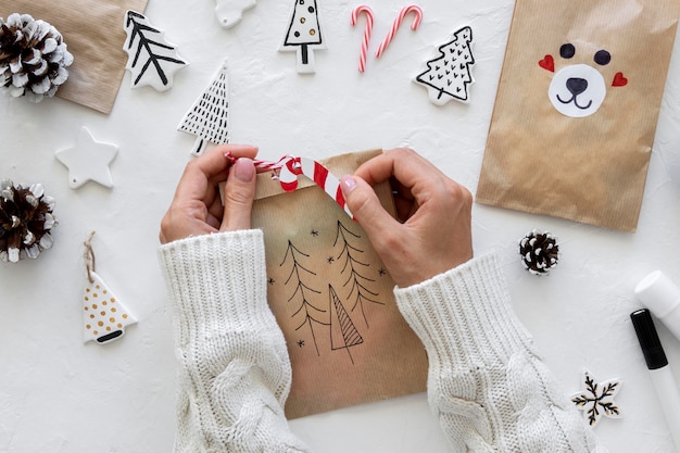 Vue de dessus des mains décorant le sac de Noël