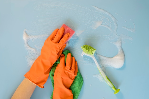 Vue de dessus des mains avec des gants en caoutchouc de nettoyage