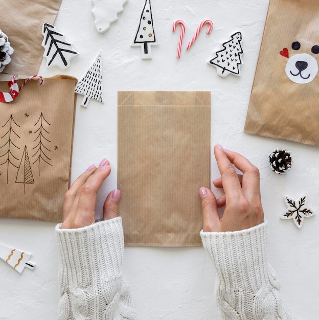 Vue de dessus des mains préparant des sacs de Noël