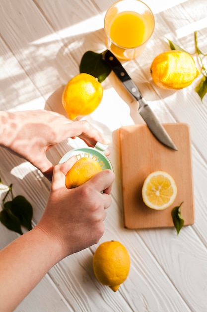 Vue de dessus mains serrant le citron
