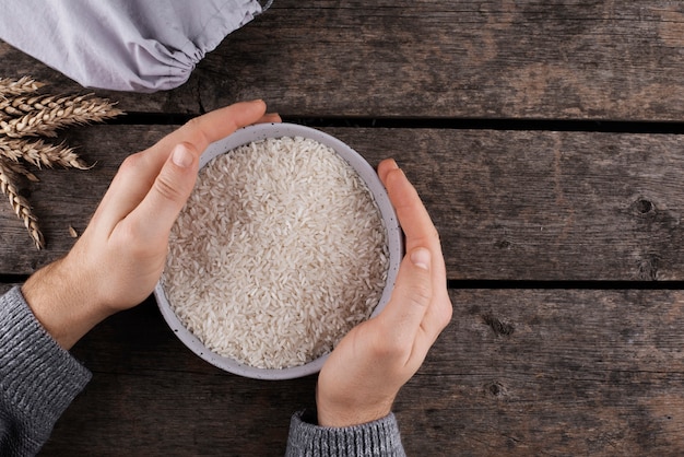 Vue de dessus des mains tenant un bol avec du riz