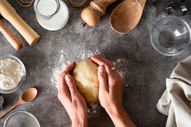 Vue de dessus mains tenant la pâte sur le comptoir