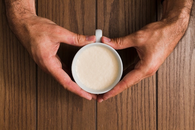 Vue De Dessus Mains Tenant Une Tasse De Café