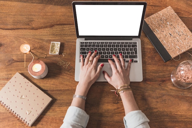 Vue de dessus des mains de travail avec un ordinateur portable