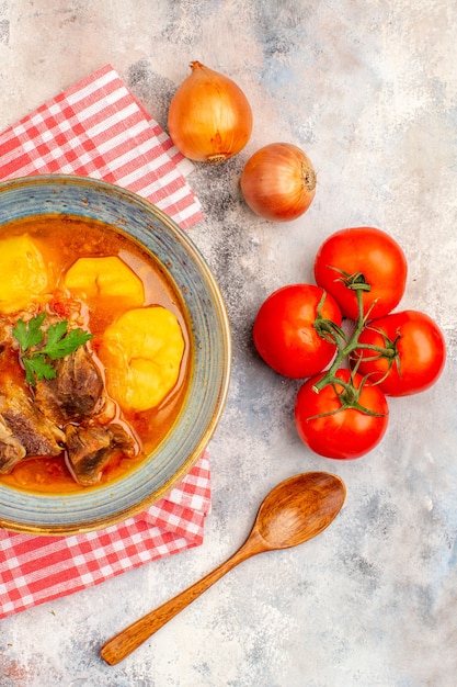 Vue De Dessus Maison Soupe Bozbash Serviette De Cuisine Oignons Tomates Sur Surface Nue