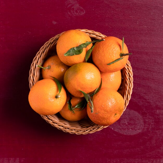 Vue de dessus des mandarines dans le panier pour le nouvel an chinois