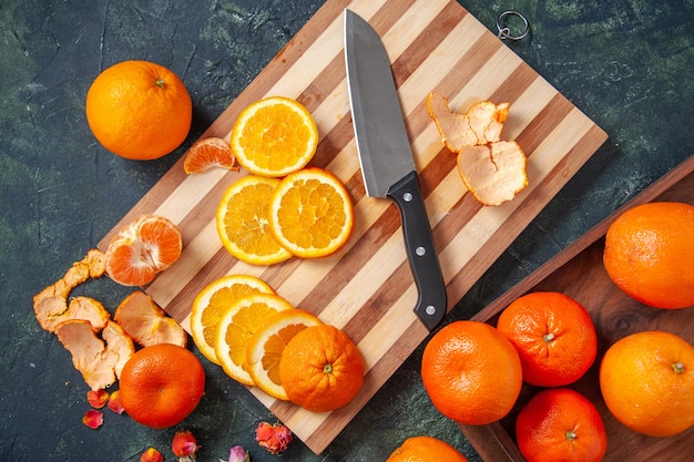 Vue de dessus mandarines fraîches avec des oranges sur fond sombre régime de légumes salade boisson nourriture agrumes repas exotique