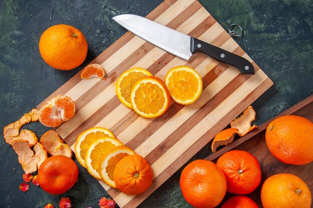 Vue de dessus mandarines fraîches avec des oranges sur fond sombre régime de légumes salade boisson nourriture agrumes repas exotique