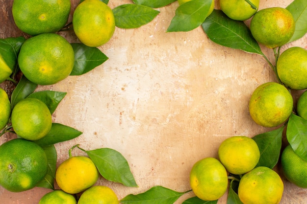 Vue de dessus mandarines vert aigre sur fond clair