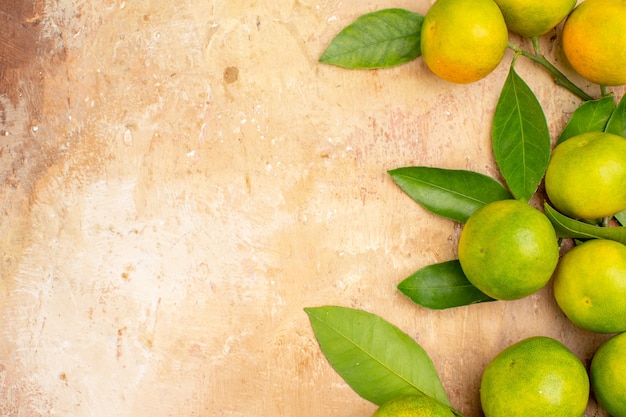 Vue de dessus mandarines vert aigre sur fond clair