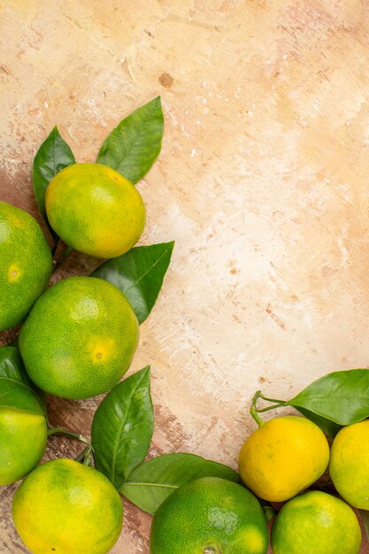 Vue de dessus mandarines vert aigre sur fond clair