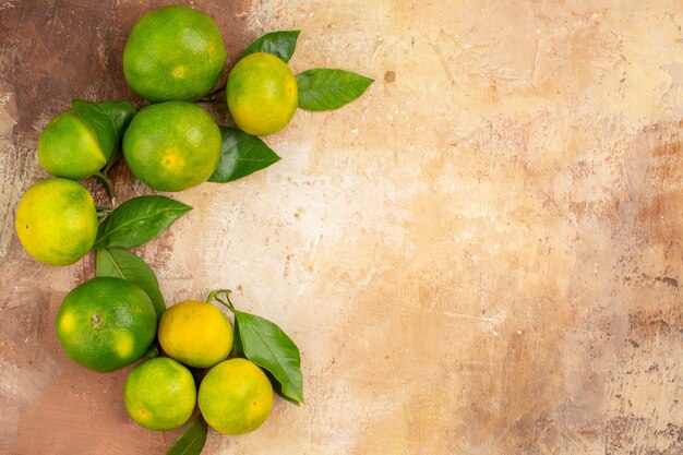 Vue de dessus mandarines vert aigre sur fond clair