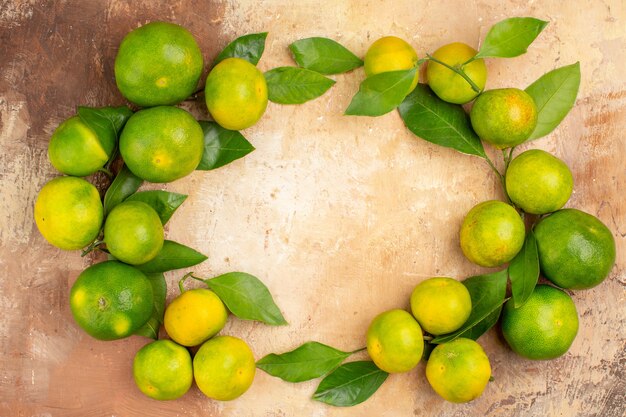 Vue de dessus mandarines vert aigre sur fond clair