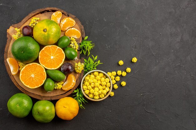 Vue de dessus des mandarines vertes fraîches avec des feijoas sur noir