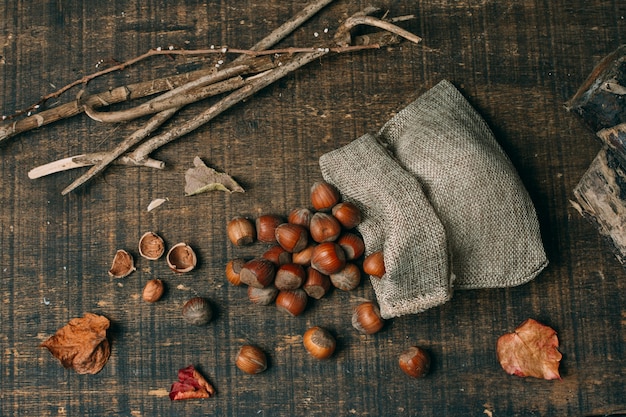 Vue de dessus des marrons dans un sac