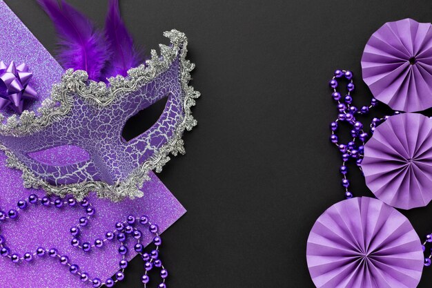 Vue de dessus de masque violet victorien