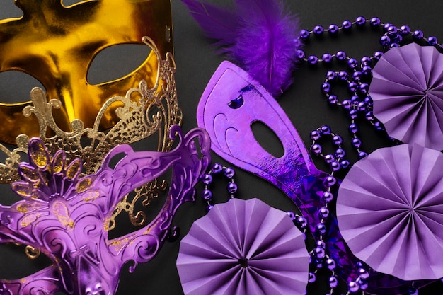 Vue de dessus de masques élégants or et violet