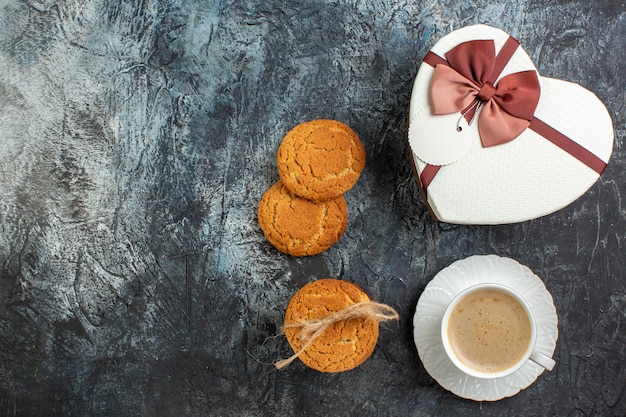 Vue De Dessus De La Meilleure Surprise Avec Une Belle Boîte-cadeau Et Une Tasse De Biscuits Au Café Pour Votre Bien-aimé Sur Une Surface Sombre Et Glacée