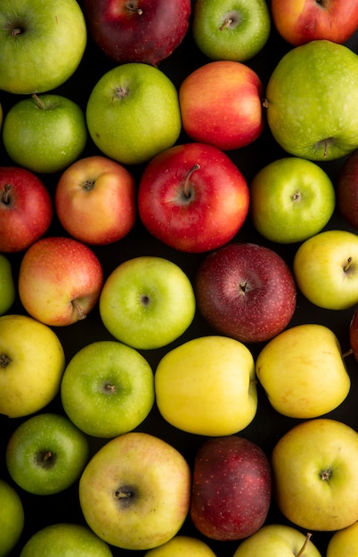 Vue de dessus mélange de pommes pommes vertes jaunes et rouges