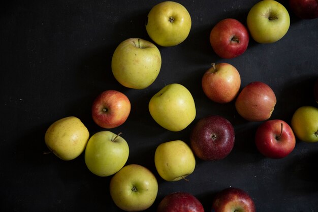 Vue de dessus mélange de pommes pommes vertes et rouges