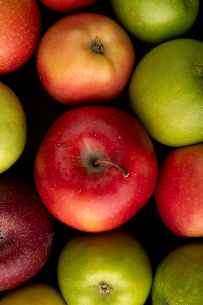 Vue de dessus mélange de pommes pommes vertes et rouges