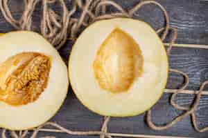 Photo gratuite vue de dessus melon coupé en tranches de fruits sucrés sur le fond rustique brun