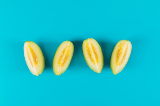 Vue de dessus de melon en tranches sur un fond bleu clair