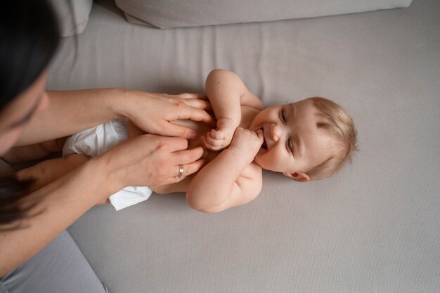 Vue de dessus mère chatouillant bébé